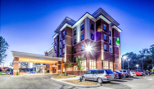 Holiday Inn Express & Suites Cleveland/Westlake by IHG