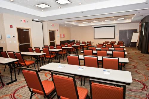 Holiday Inn Express & Suites Columbus - Easton Area by IHG