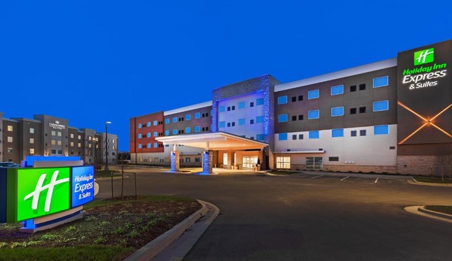 Holiday Inn Express & Suites - Lenexa - Overland Park Area by IHG