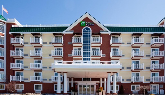 Holiday Inn Express & Suites Petoskey by IHG