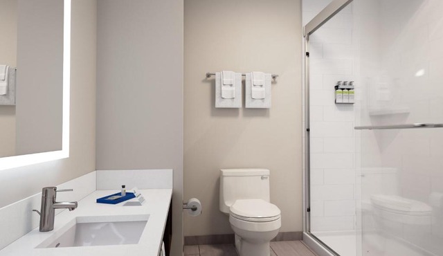 Holiday Inn Express & Suites Overland Park South by IHG