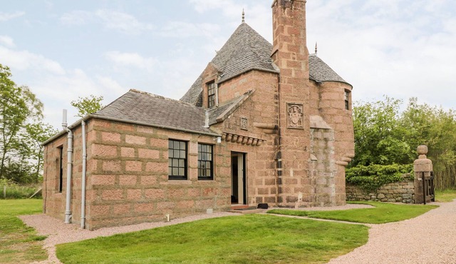 HOLLY LEAF COTTAGE - DRUM CASTLE ESTATE, pet friendly in Banchory