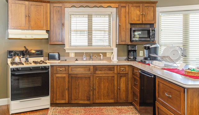 Holmes with a View Suite 3: Experience Serenity with Breathtaking Amish Valleys