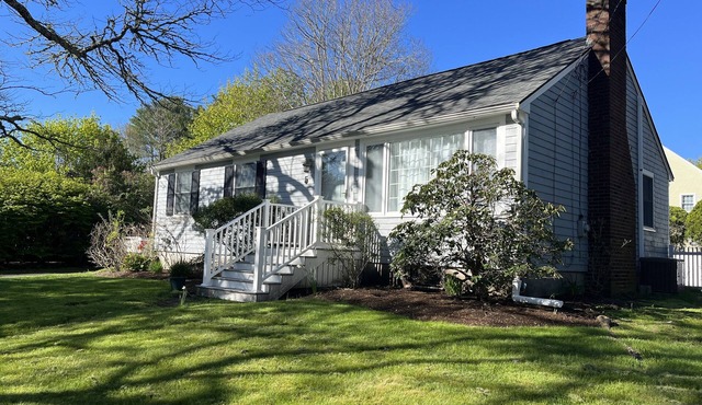 Home in Mattapoisett Village, walk to beach, town, pub/Inn general store.