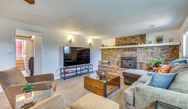 Home w/Shared Yard Near Garden of the Gods