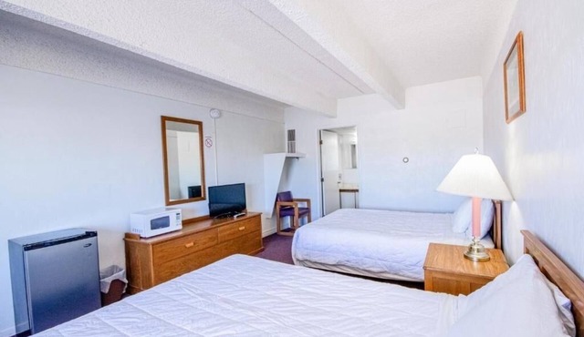 Homey 2-Queen Room Ideal for a Relaxing Overnight Stay for 3 Rooms