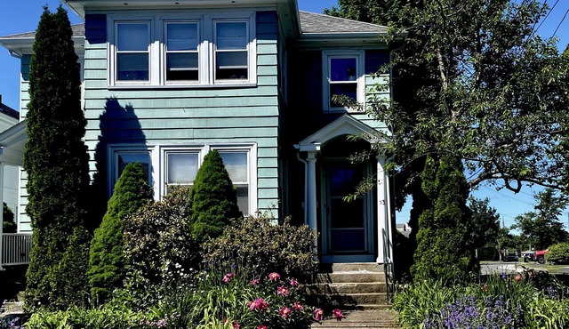 Homey 3-bedroom apt. in quiet neighborhood Swampscott 7 minute walk Beach.