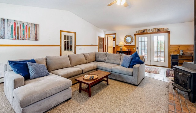 Homey escape near lake & pond with deck, grill, woodstove & fast WiFi