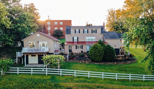 Horizon Haven | Family Getaway in Amish Country w/Big Views + 3 min walk to food & shops