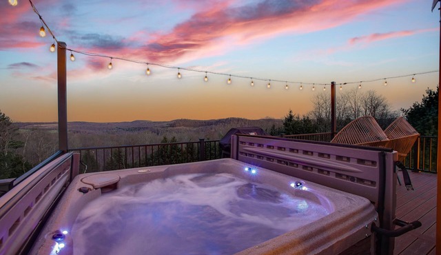 Horizon Hideout YURT w/HOT TUB, Smart TV + VIEWS!