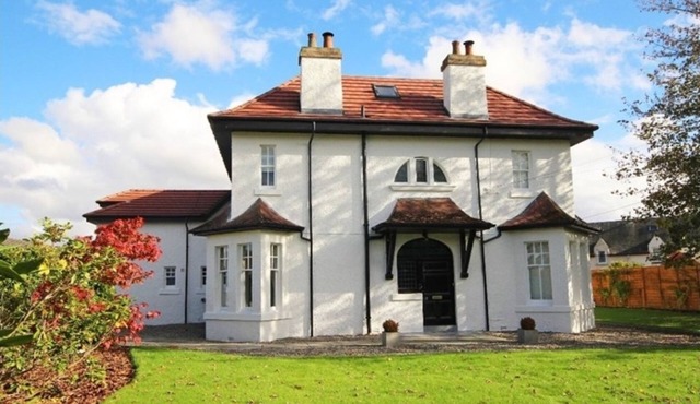 Hot tub, beautifully restored Manse. Fantastic midweek rates available.