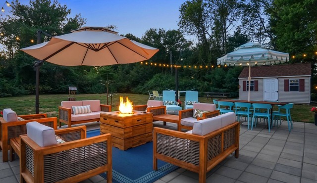 Hot Tub & Big Yard, Short Drive to Beaches & Newport. Close to Narragansett, RI.
