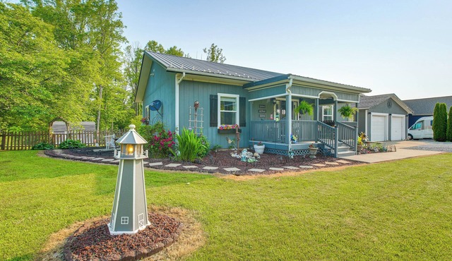 Hot Tub & Fire Pit: Rockbridge Getaway!