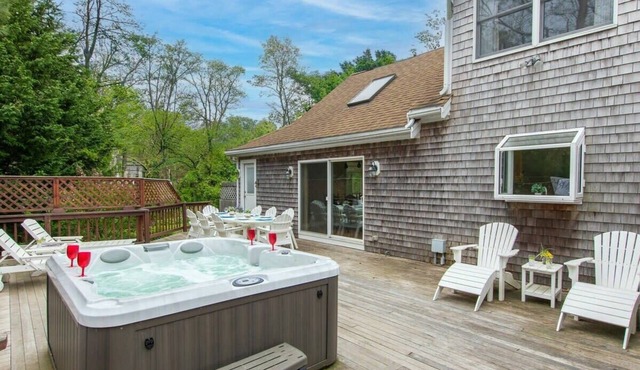 Hot Tub, Game Room, Large Private Yard!