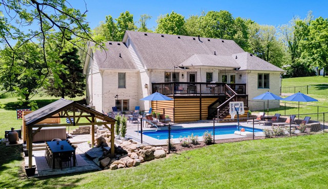 Hot tub~Game Room~Theater~POOL~15mi to DT Indy and all major events. Sleeps 19