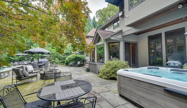 Hot Tub, Gym, Game Room! Luxe Estate in Longmeadow