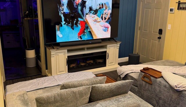 Hot Tub & Home Theatre in the Hood