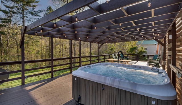 Hot Tub, Large game area, Summer dates now available!