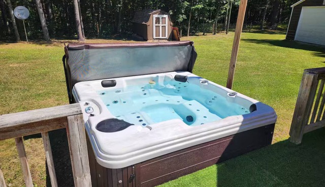 Hot Tub, Pet Friendly with fenced yard. Deep in the woods with tons of wildlife.