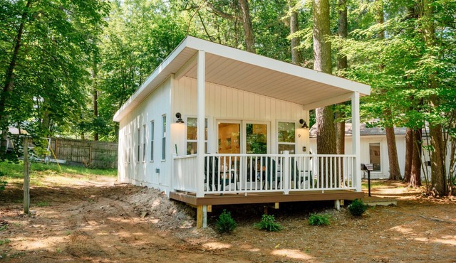 Hot Tub| Sauna| Arbutus Lake| Pines| 15 min to TC!