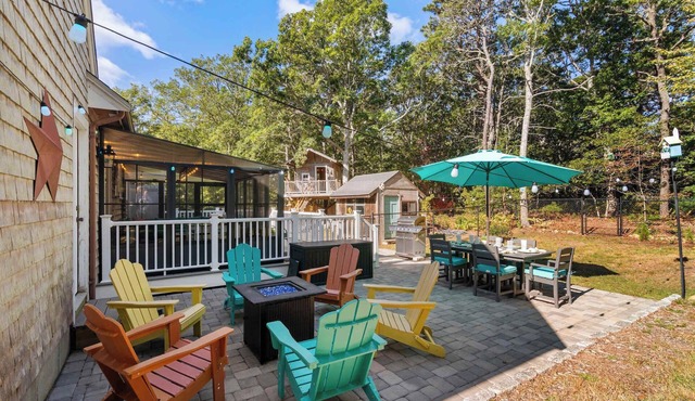 Hot Tub, Sauna, Ping Pong Table, Treehouse and Fire Pit!