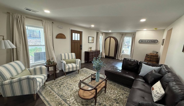 Hot Tub- Sleeps 8- Bourbon Trail- Historic Home