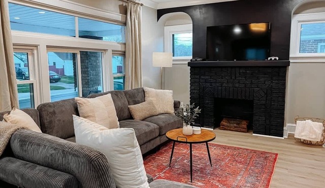 Hot Tub - Sleeps 8 - Pet Friendly - Cleveland