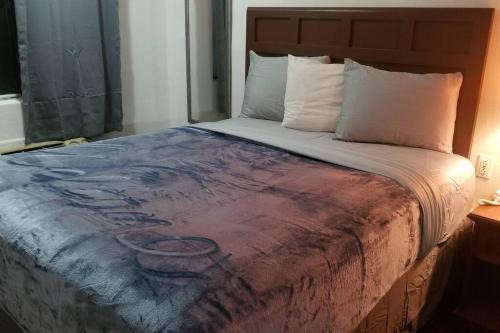 Hotel King Bed Hotel Room 113 Wi-Fi