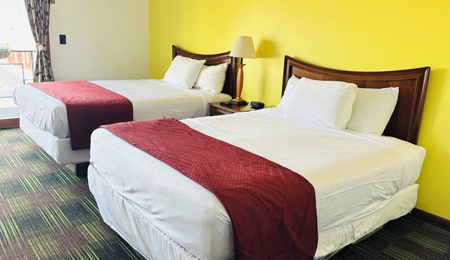 Hotel with large pool near Cedar Point