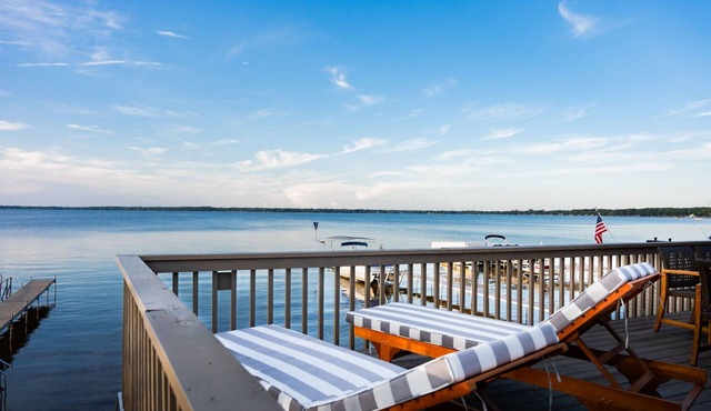 Houghton Lake 6 BR/3.5 BA Home HOT TUB/BBQ/Sleeps 16