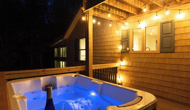 HOUSE + APARTMENT/Sleeps 15/Near Bar Harbor & Acadia. HOT TUB. NEW!