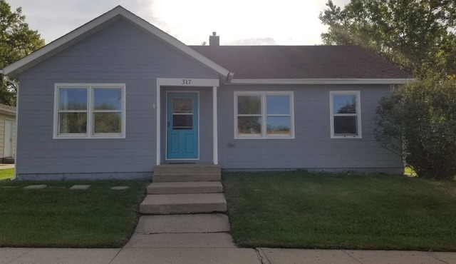 House by Lake Sakakawea with Hot tub!