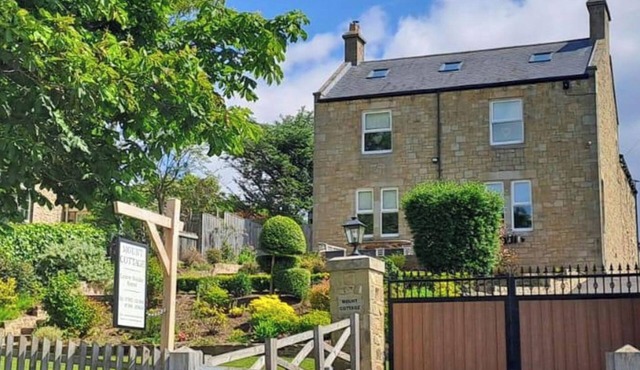 House Sleeps 10 with Parking and Garden