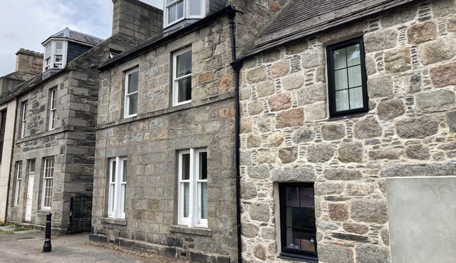 House - Sleeps 6 - central location - private garden & pet friendly