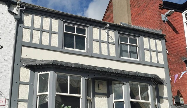 House - Sleeps up to 14 & Parking Available