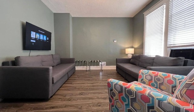 House w/10 Beds, Sleeps 16+ free Driveway Parking