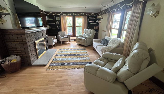 HOUSE WITH POOL, WALK TO TOWN OR CHAUTAUQUA LAKE, NEAR CHAUTAUQUA INSTITUTION !