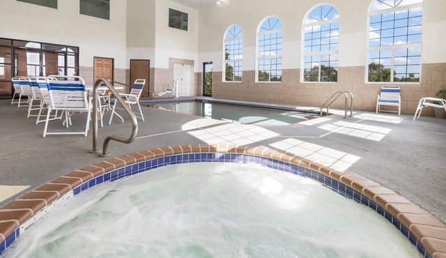 Howard Johnson Hotel & Suites by Wyndham Oacoma