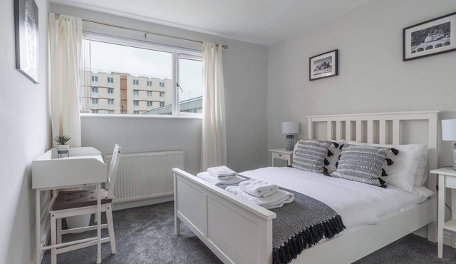 Howick House-Sleeps 5-Pet friendly-Parking-Garden