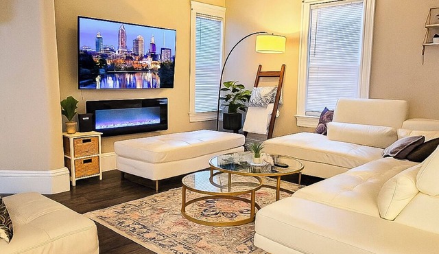 Huge Cleveland Getaway! Jacuzzi, Pool Table, & Game Room. 5 Bed Home, Sleeps 15