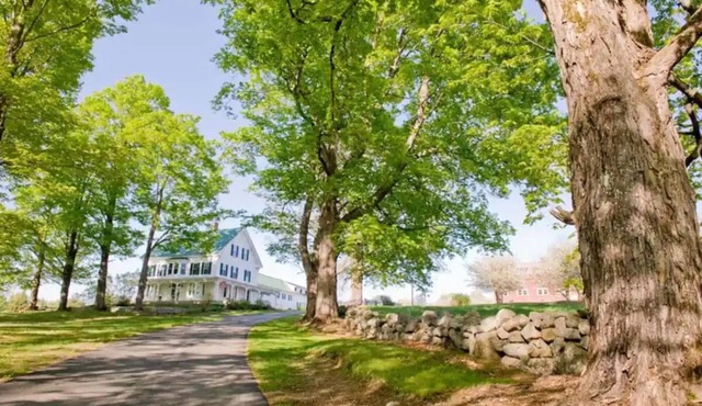 Huge Farmhouse in the heart of Southern Maine - Close to Mountains and lakes!