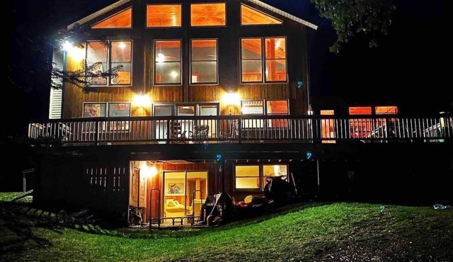 Huge Lakefront Cabin | Sleeps 12| King Bed| Dock| Ski Saddleback| Snowmobile|