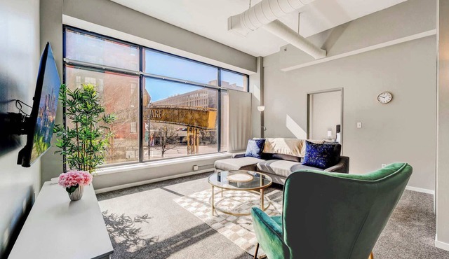 HUGE Loft in Heart of Downtown Pool/Sauna Gym