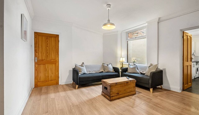Huge serviced Apartment with free parking.