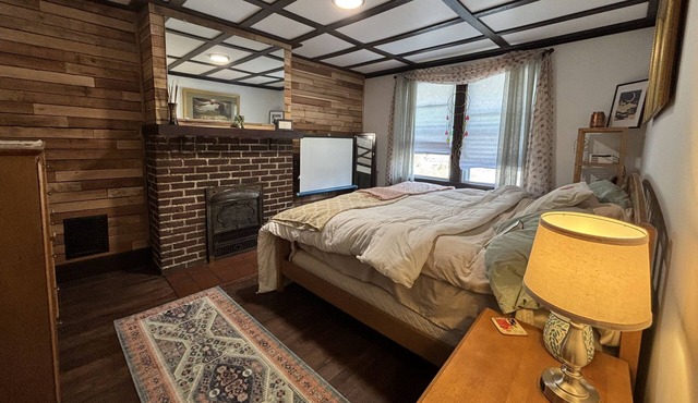 Huge, updated home with modern decor less than 15 minutes to Downtown!