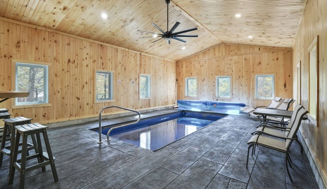 Hummingbird Lodge at Big Pine Retreat, Indoor Pool