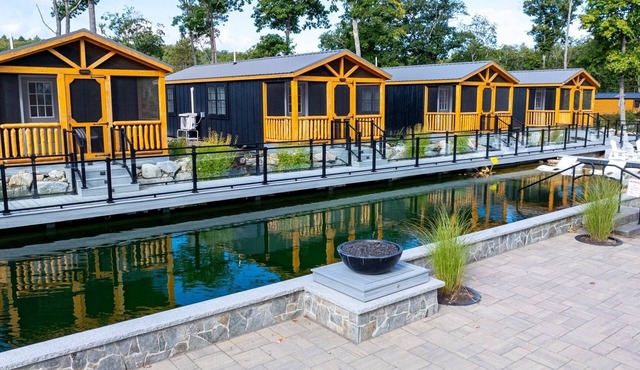HUMMINGBIRD - RESORT WITH 12 PROPERTIES. NATURAL POND FOR SWIMMING