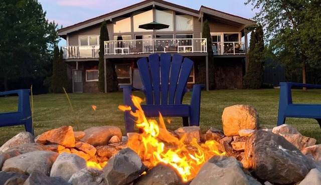 Huron Hideaway - Lakefront Cottage Hot Tub/Pets