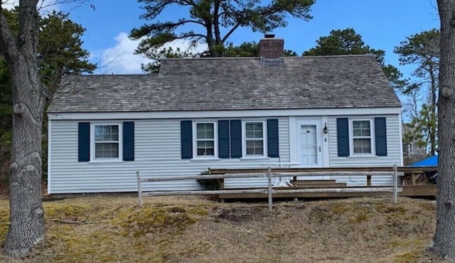 HyannisPort Cottage with Ocean View! Sleeps six. 500 feet to two beaches!