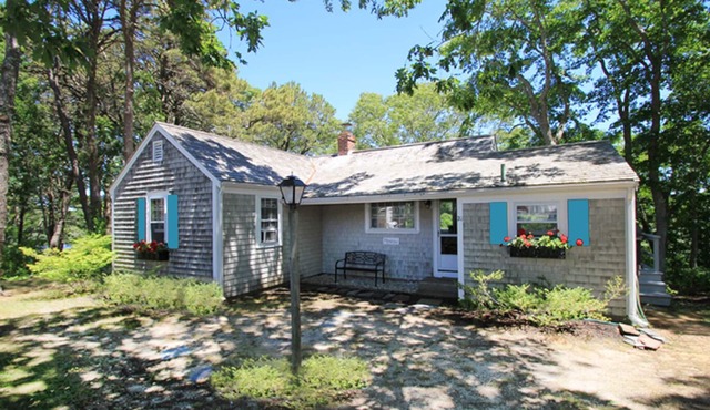 HyannisPort Cottage w/King Bed. Ocean View! Short Walk on footpath to 2 Beaches